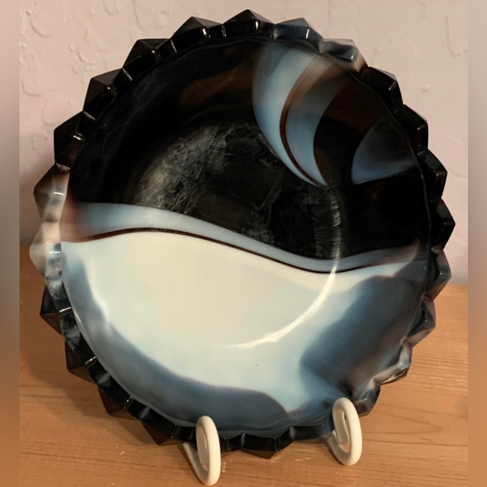 Late 1800’s Black & White Slag Glass Candy Dish with tones of purple and blue - Picture 4 of 8
